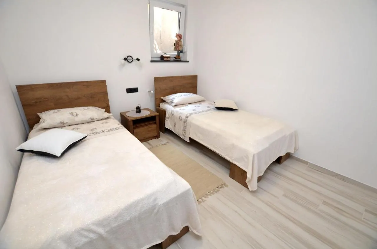 Apartment Dante Stinjan